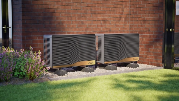 Quatt 14kw monoblock buitenunits in de tuin naast gevel geplaatst