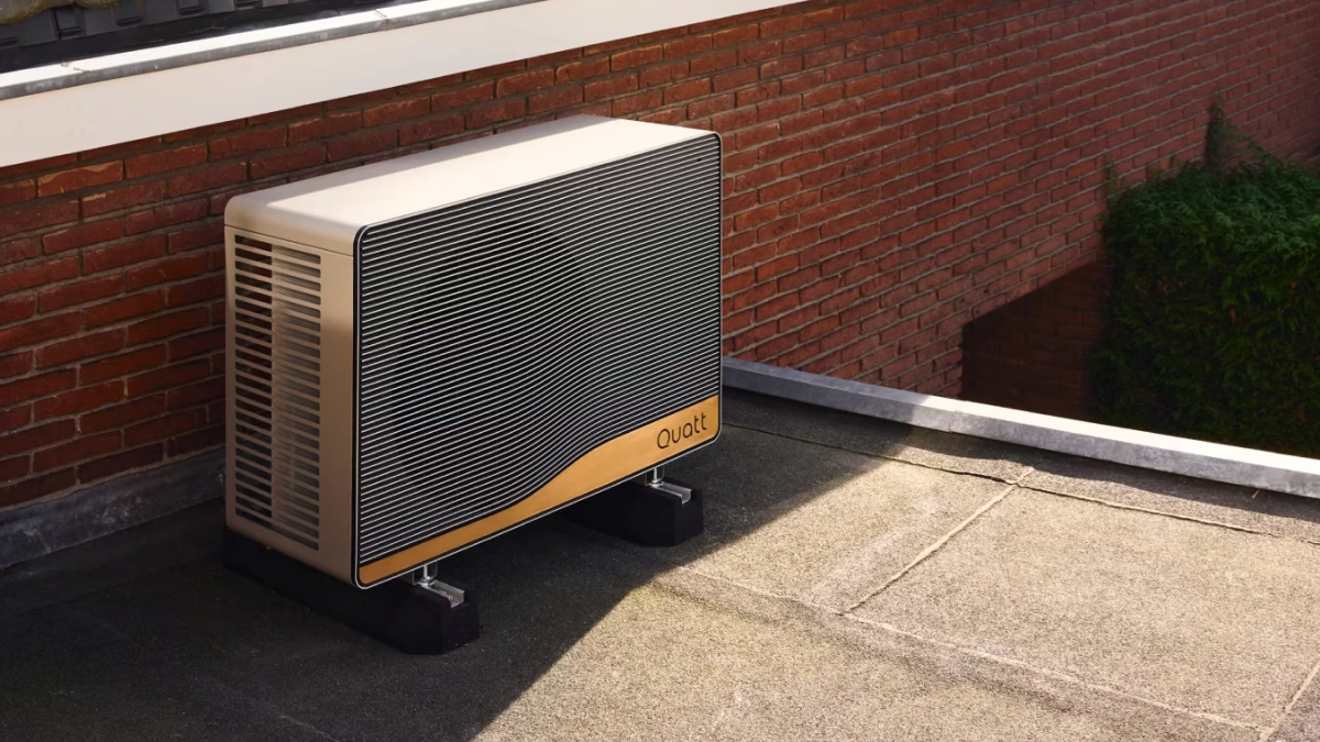 Quatt 7kw monoblock buitenunit op plat dak tegen gevel bevestigd