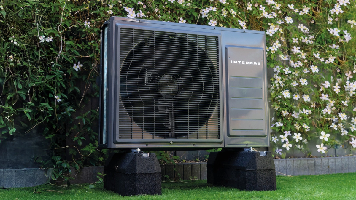 Intergas Xtend Split warmtepomp buitenunit in de tuin