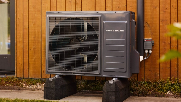Intergas Xtend Split warmtepomp buitenunit tegen gevel aan