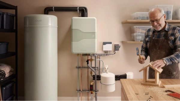 Quatt 7kw all electric met boilervat in de klusruimte van een oudere man