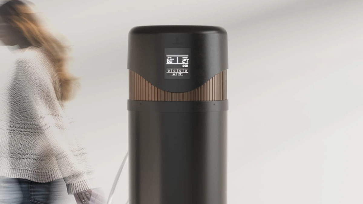 DeWarmte Pomp MP All electric ready warmtepomp boilervat van dichtbij met links een weglopende vrouw