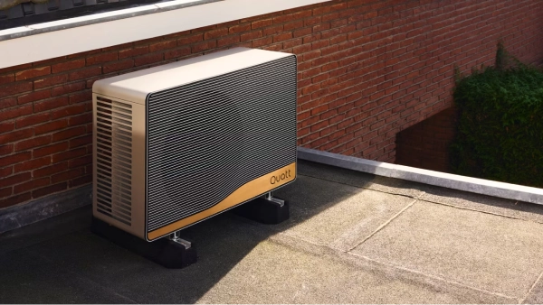 Quatt 7kw monoblock buitenunit op plat dak tegen gevel bevestigd