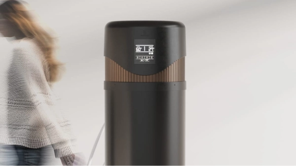 DeWarmte Pomp MP All electric ready warmtepomp boilervat van dichtbij met links een weglopende vrouw