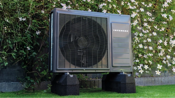 Intergas Xtend Split warmtepomp buitenunit in de tuin