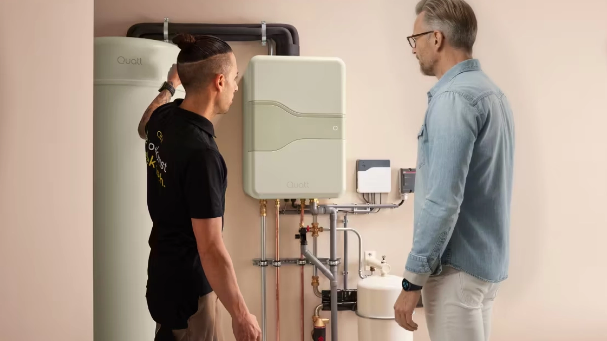 Quatt 14kw all electric warmtepomp installateur en eigenaar staan bij het boilervat binnen