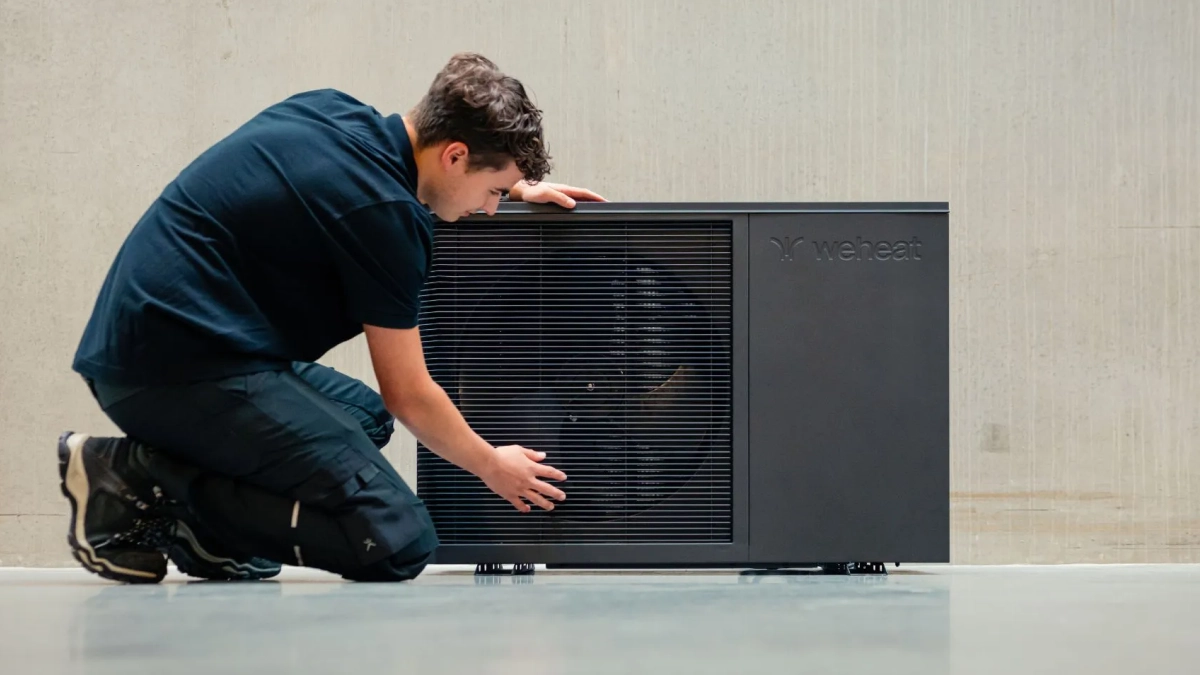 WeHeat Flint monoblock buitenunit tegen gevel installateur controleert de buitenunit
