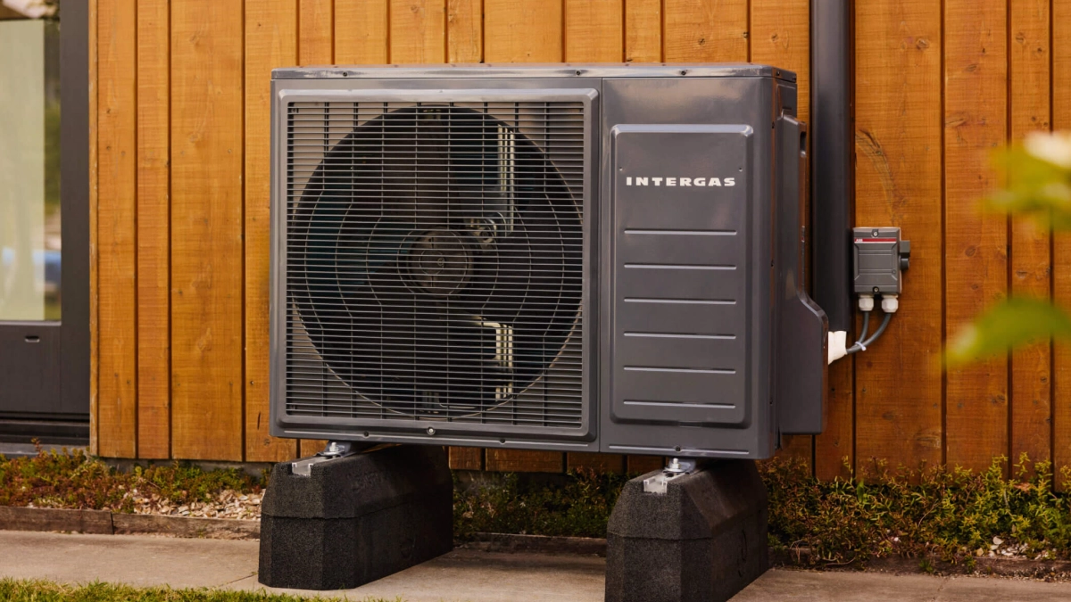 Intergas Xtend Split warmtepomp buitenunit tegen gevel aan