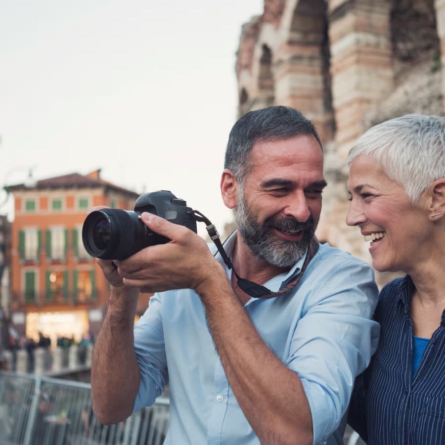 couple-with-camera