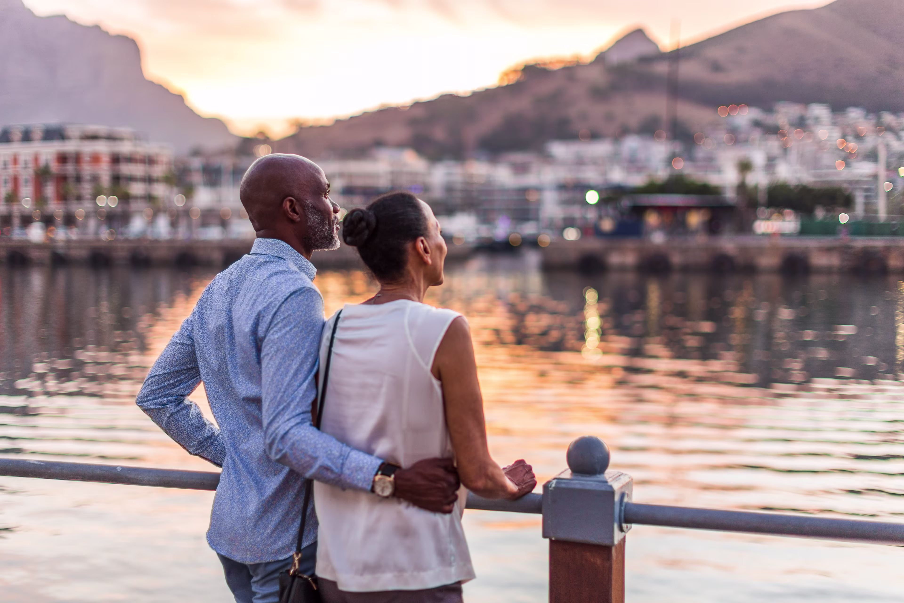 couple-looking-at-sunset