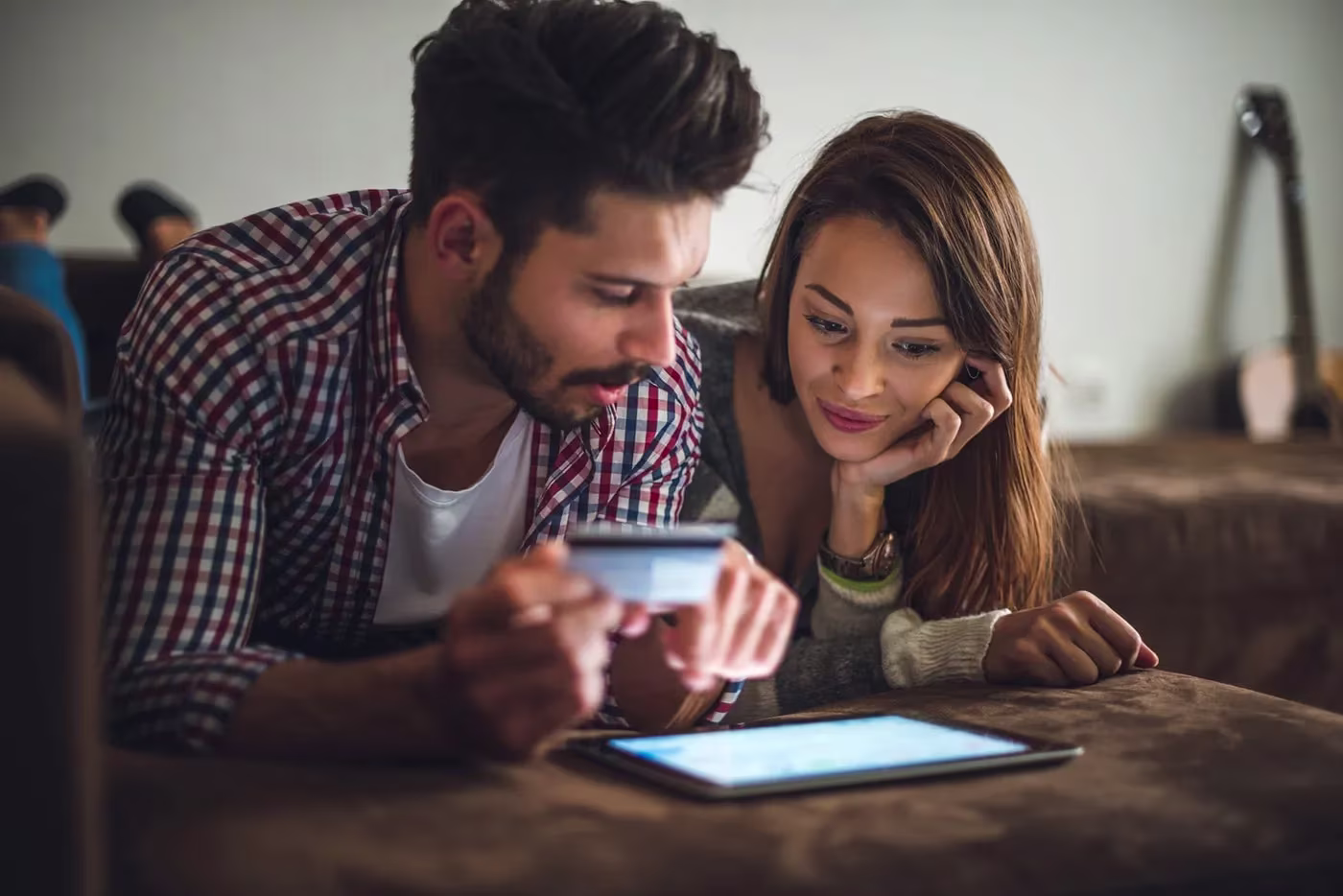 couple-purchasing-item-online