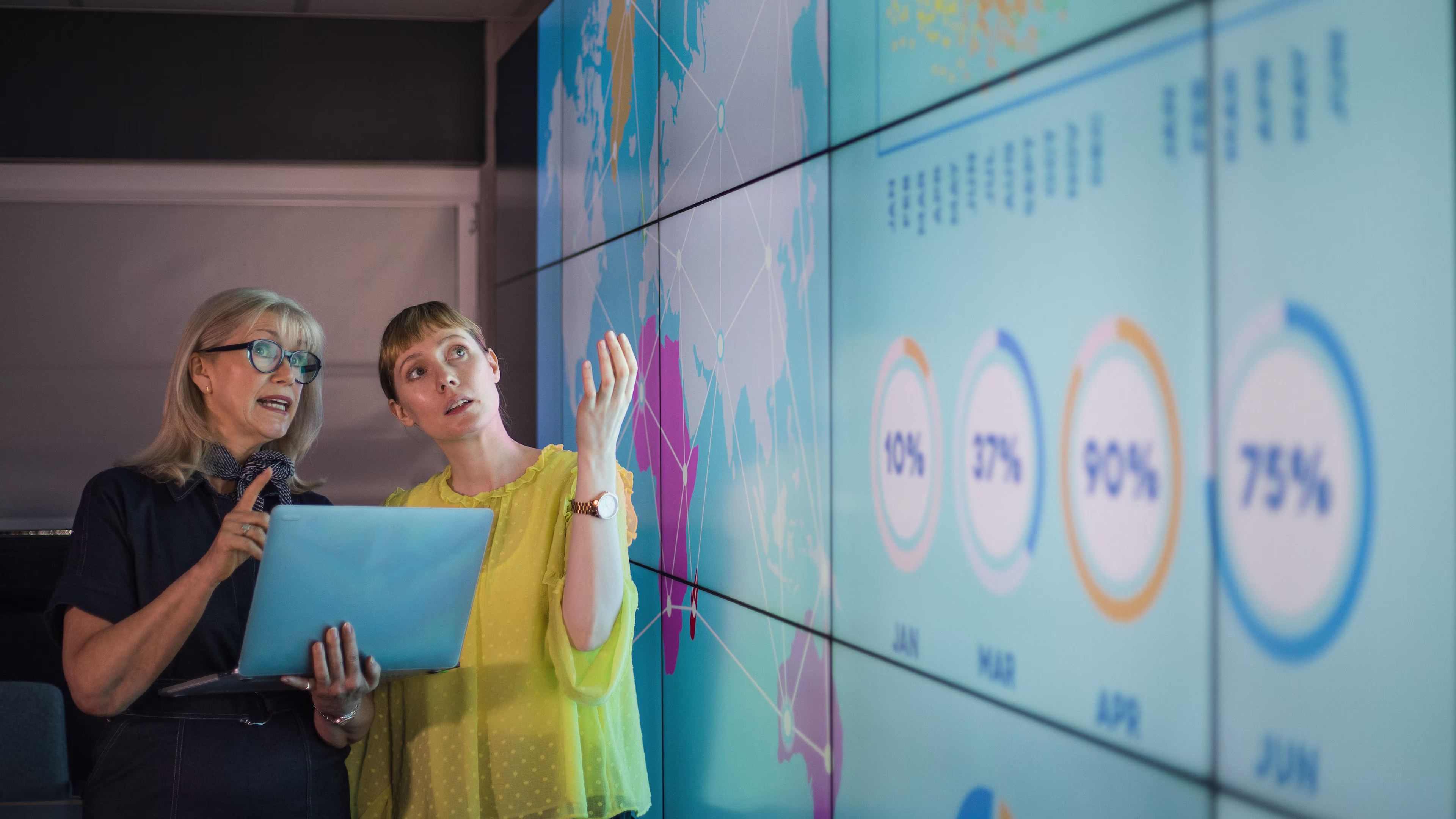 colleagues-analysing-data