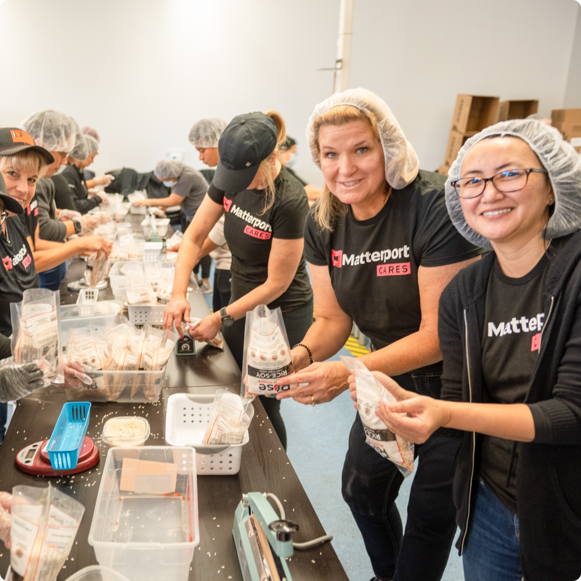 Empleados de Matterport se ofrecen como voluntarios en un banco de alimentos