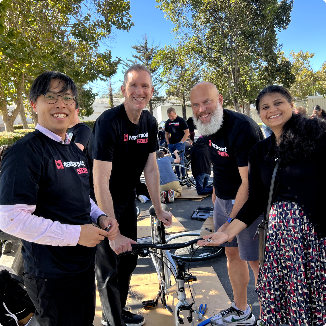 Matterport-Mitarbeiter bauen Fahrräder für wohltätige Zwecke zusammen