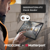 タブレットでProcoreとMatterportモデルを使用している建設作業員