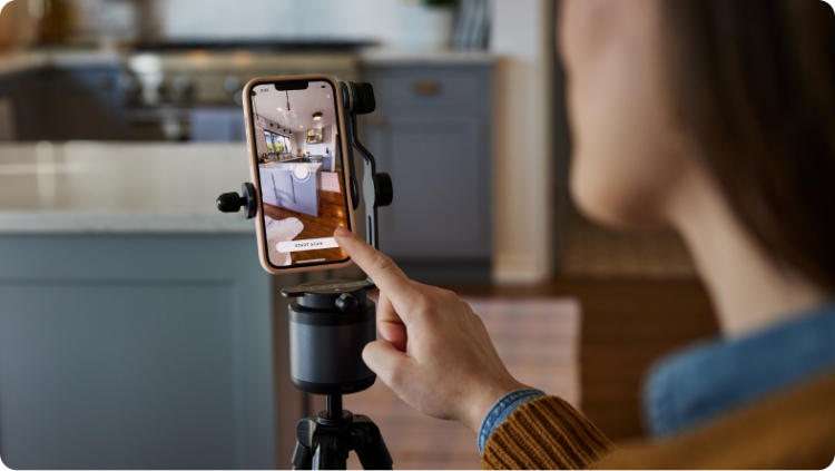 Un Matterport Axis che sorregge un iPhone