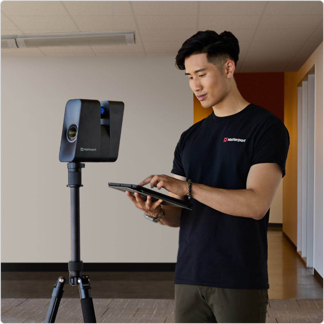 Matterport Pro3 카메라로 공간을 스캔하는 남성