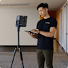 Matterport Pro3カメラを使用して部屋をスキャンするCapture Servicesの技術者