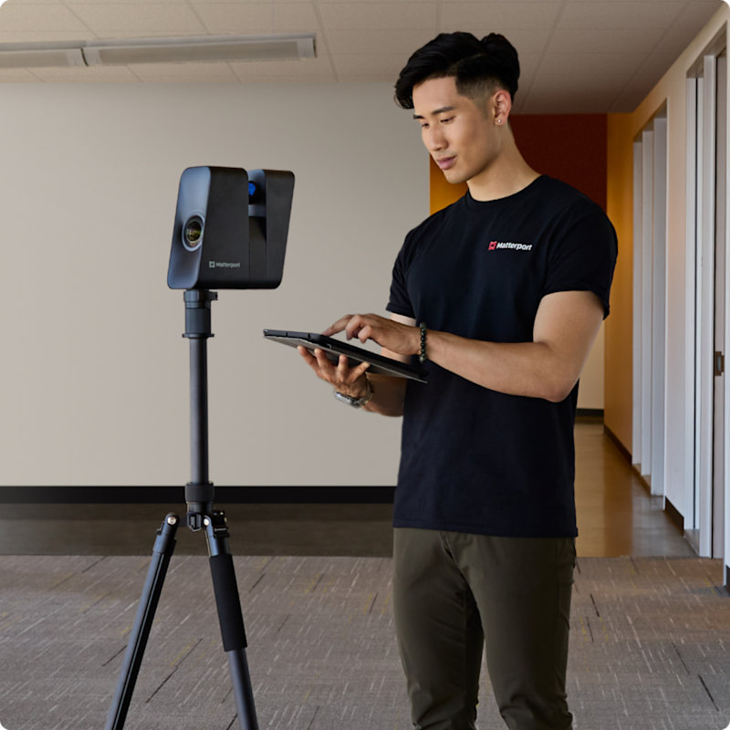 Matterport Pro3カメラを使用して部屋をスキャンするCapture Servicesの技術者