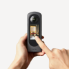 Mano con Ricoh Theta X