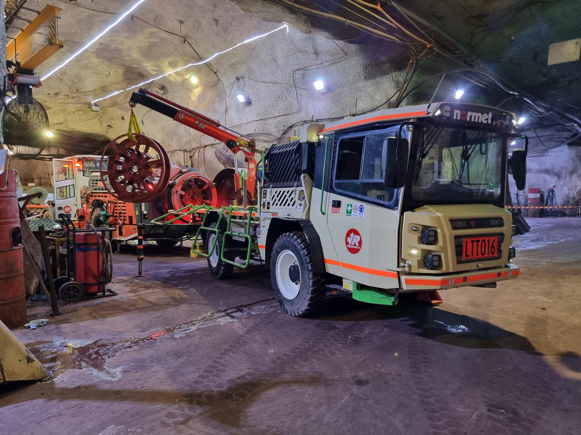 Variomec XS 025 Crane enables safe cable reel change in Olympic Dam mine. 