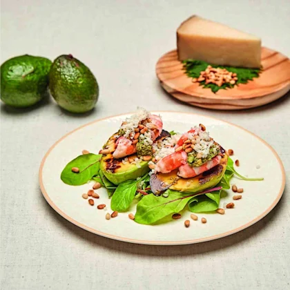 Aguacate braseado relleno de langostinos