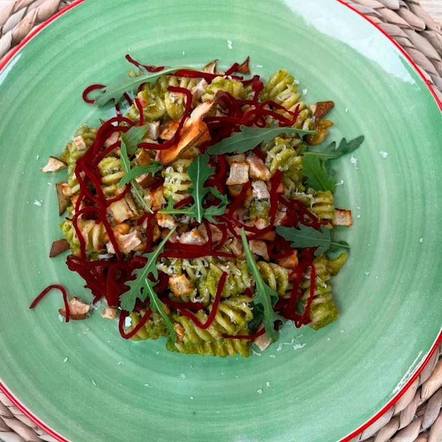 Ensalada de pasta al pesto con pera asada