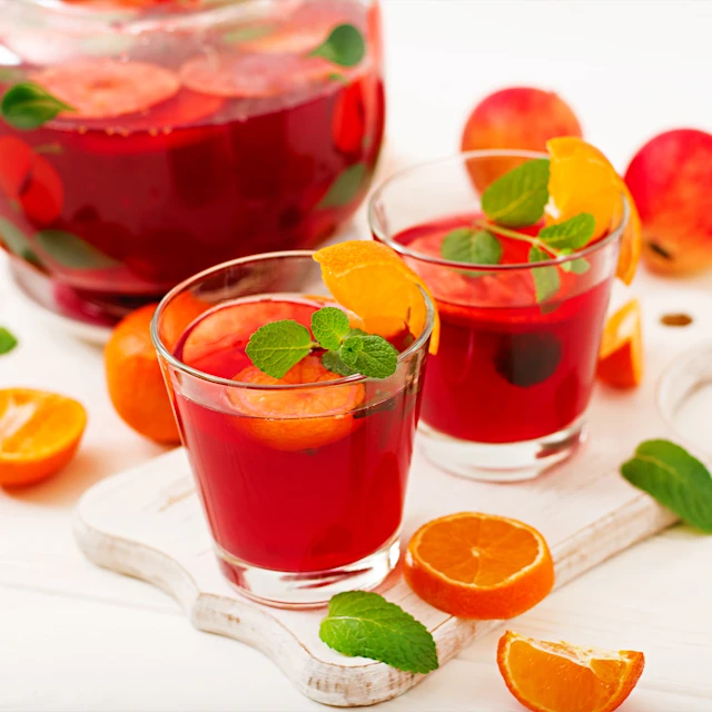 Sangría de fresas y melocotón