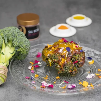 Receta brócoli asado con cúrcuma, coco y cacahuete