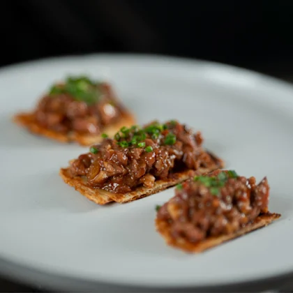 Tartar de pato asado sobre cruasán planchado - Alberto Chicote