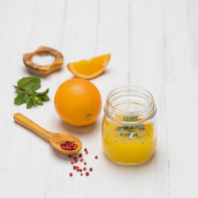 Gelatina de naranja y hierbabuena con crujiente de sal laminada