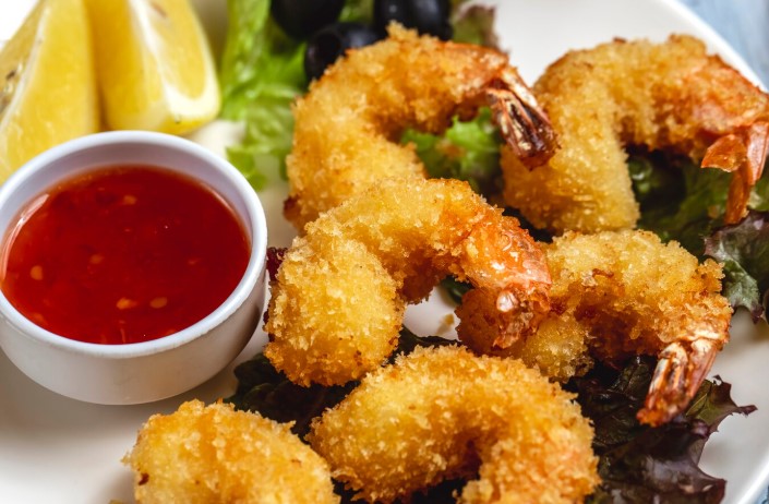 Langostinos crujientes con salsa de aguacate y lima