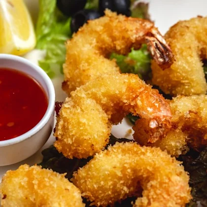 Langostinos crujientes con salsa de aguacate y lima