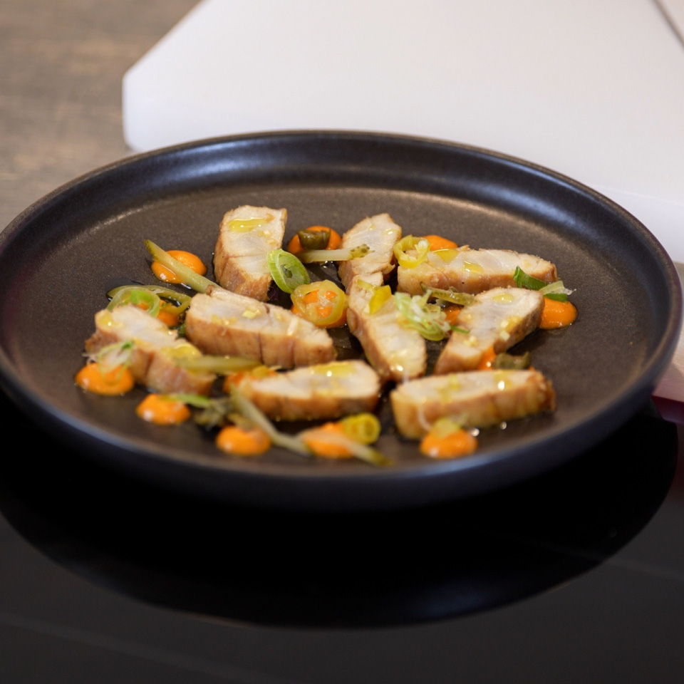 Tataki de lubina con salmorejo de cacahuetes y su piel - Alberto Chicote 