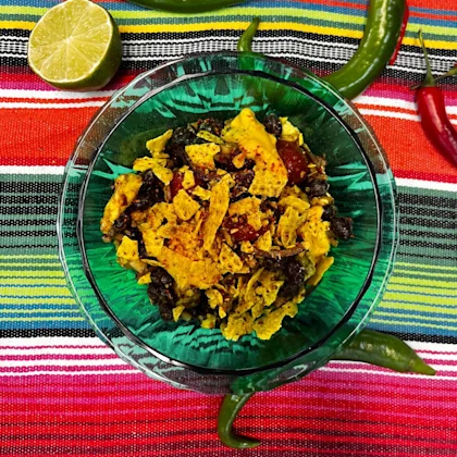 Ensalada de frijoles y vinagreta de mole