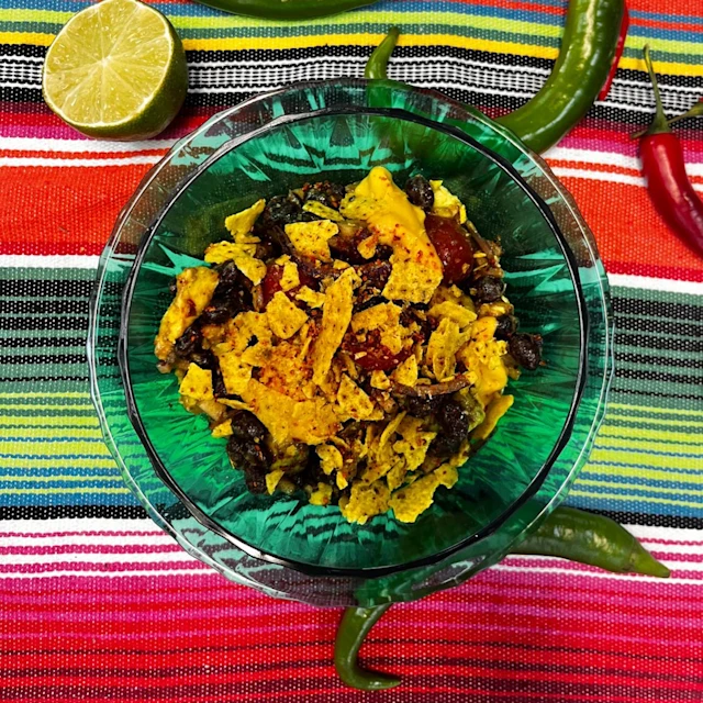 Ensalada de frijoles y vinagreta de mole