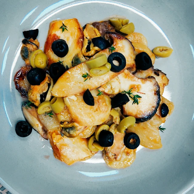 Patatas panaderas con setas y mejillones