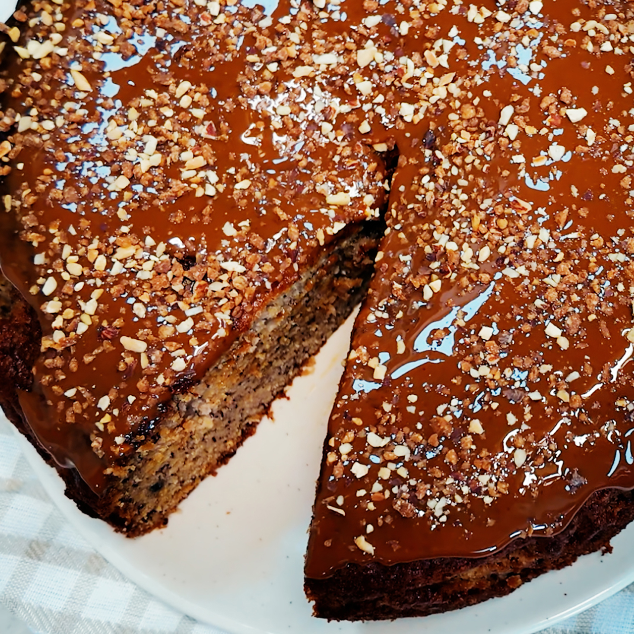 Bizcocho de plátano, dulce de leche y crocanti de almendras