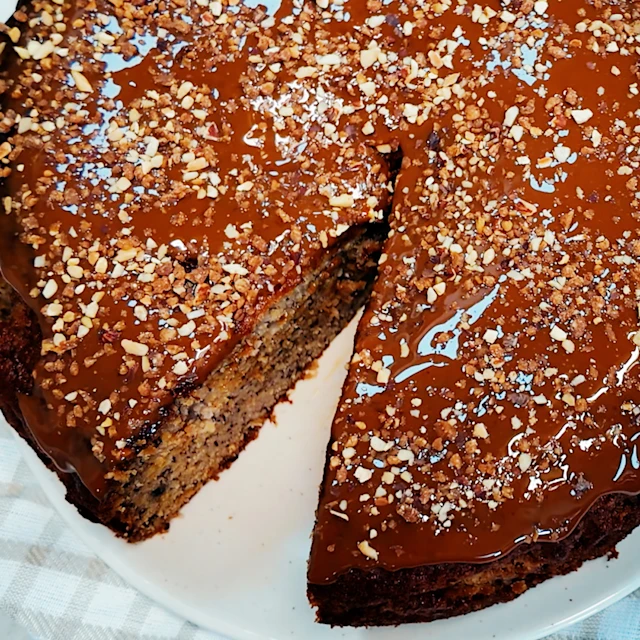 Bizcocho de plátano, dulce de leche y crocanti de almendras