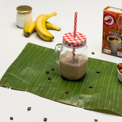 Como hacer un smoothie de café, plátano y yogurt