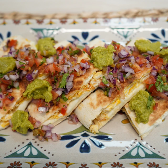 Quesadilla de huevos, queso latino y pico de gallo de jalapeño