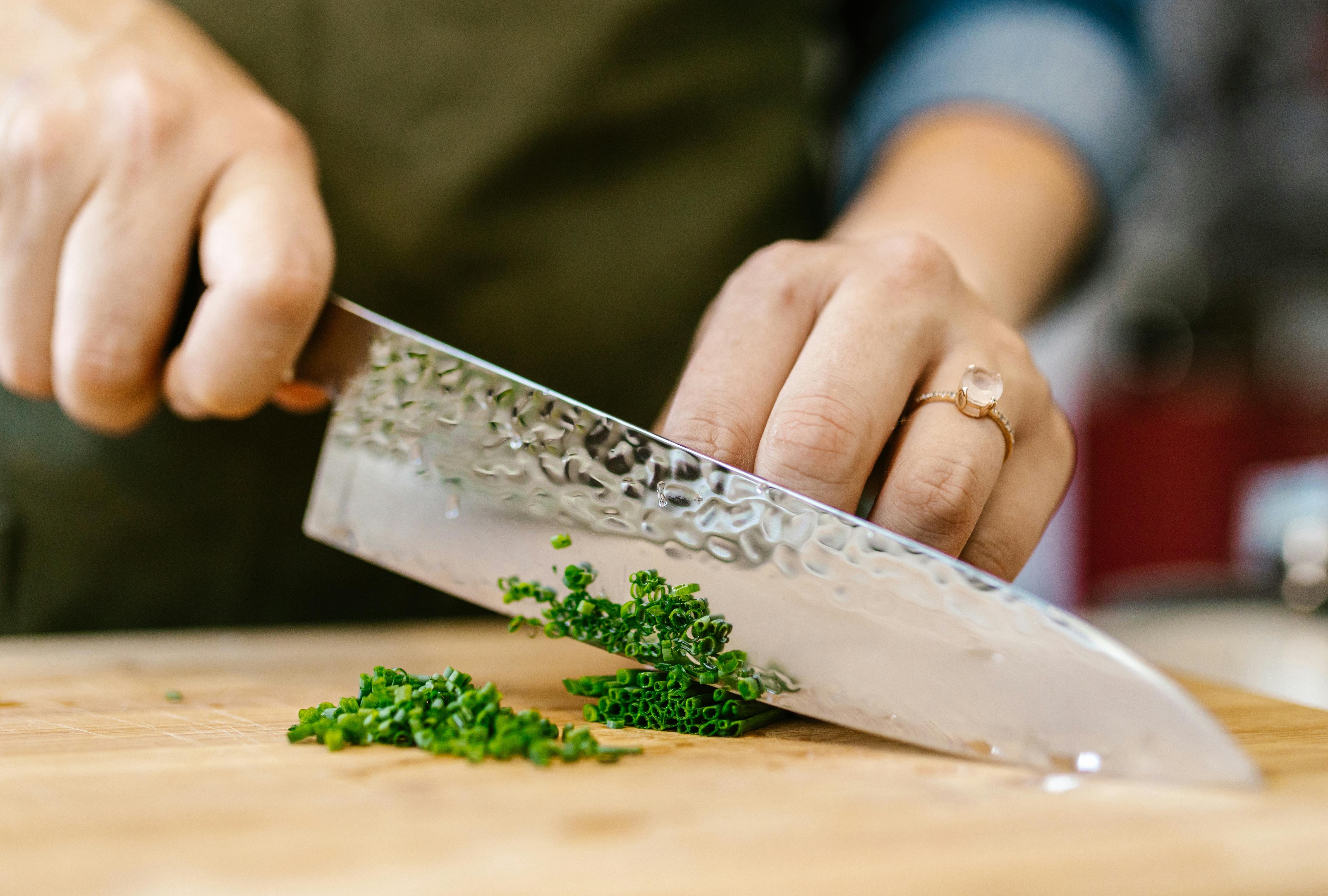 Chef Émince du Persil avec un Couteau Santoku