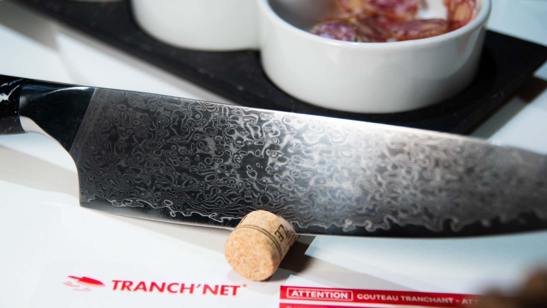 Couteau Damascus Sur une Table Garnis avec le Logo Tranch'Net