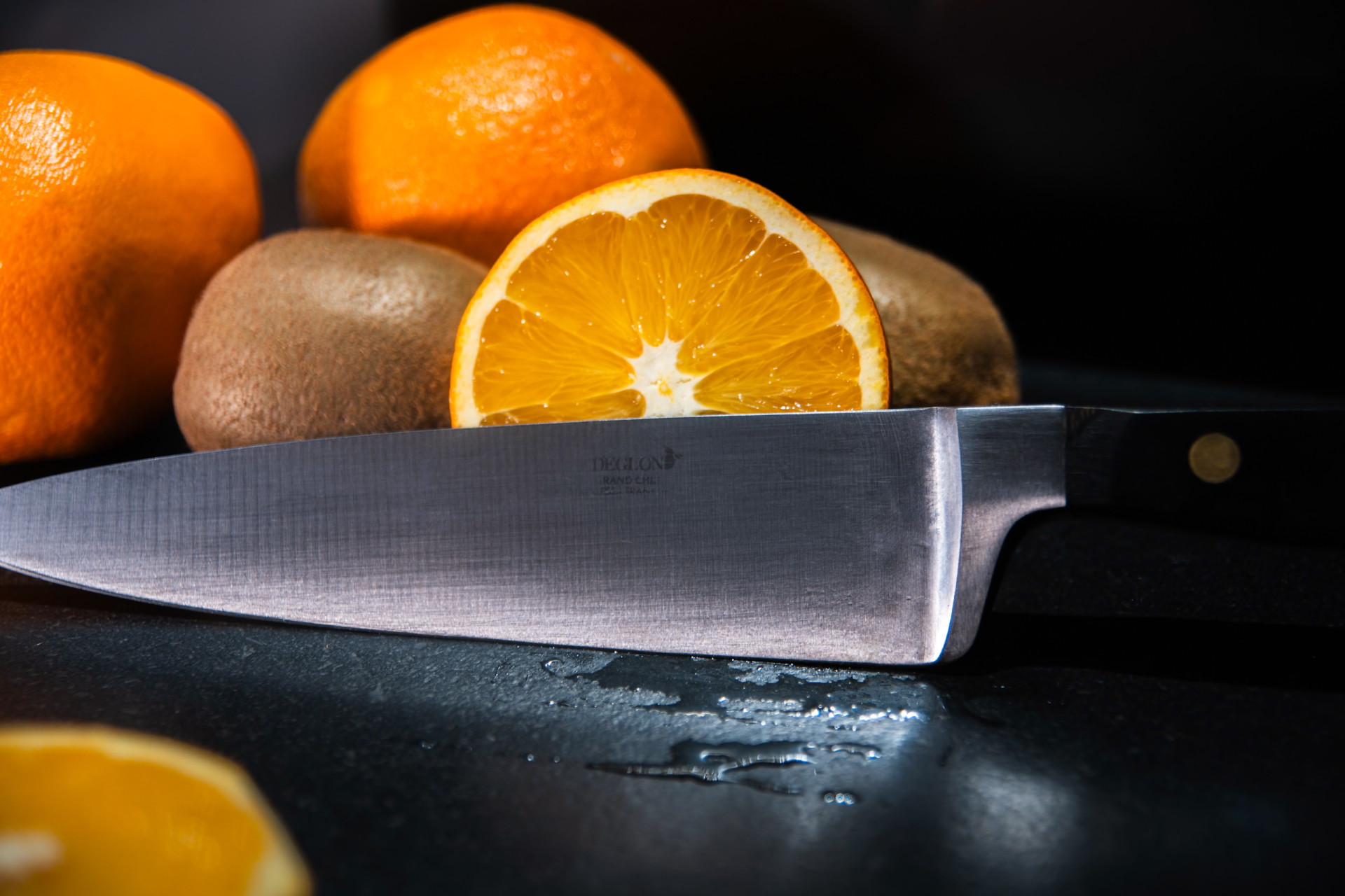 Couteau tranchant une orange