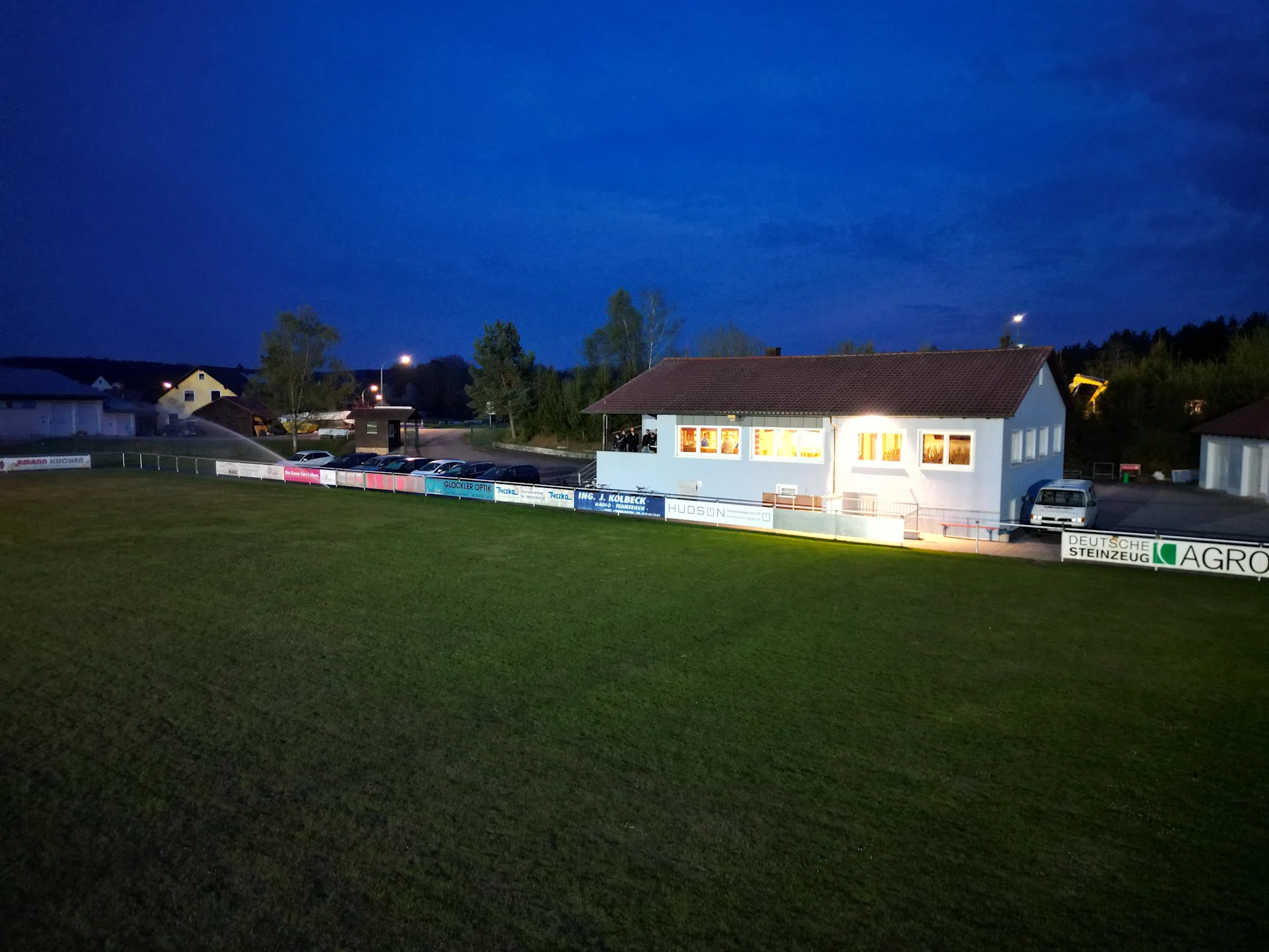 Sportheim bei Nacht