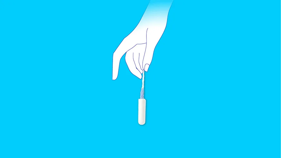 La main d'une femme tenant un tampon sur fond bleu.