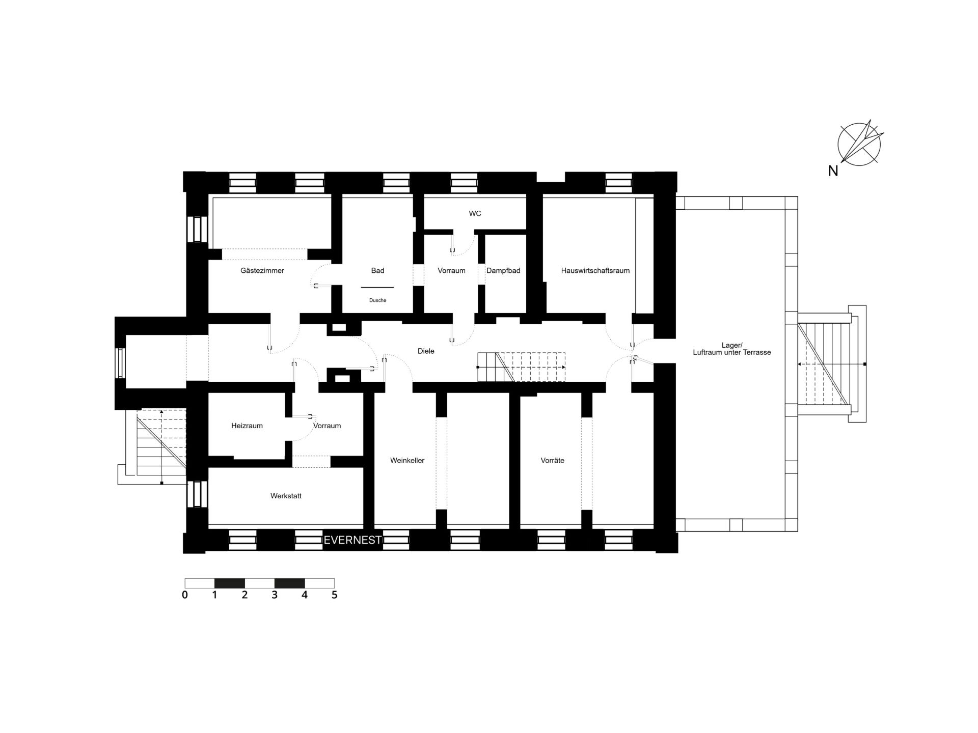 Grundriss eines Wohnhauses mit mehreren Zimmern, Bädern und Abstellräumen.