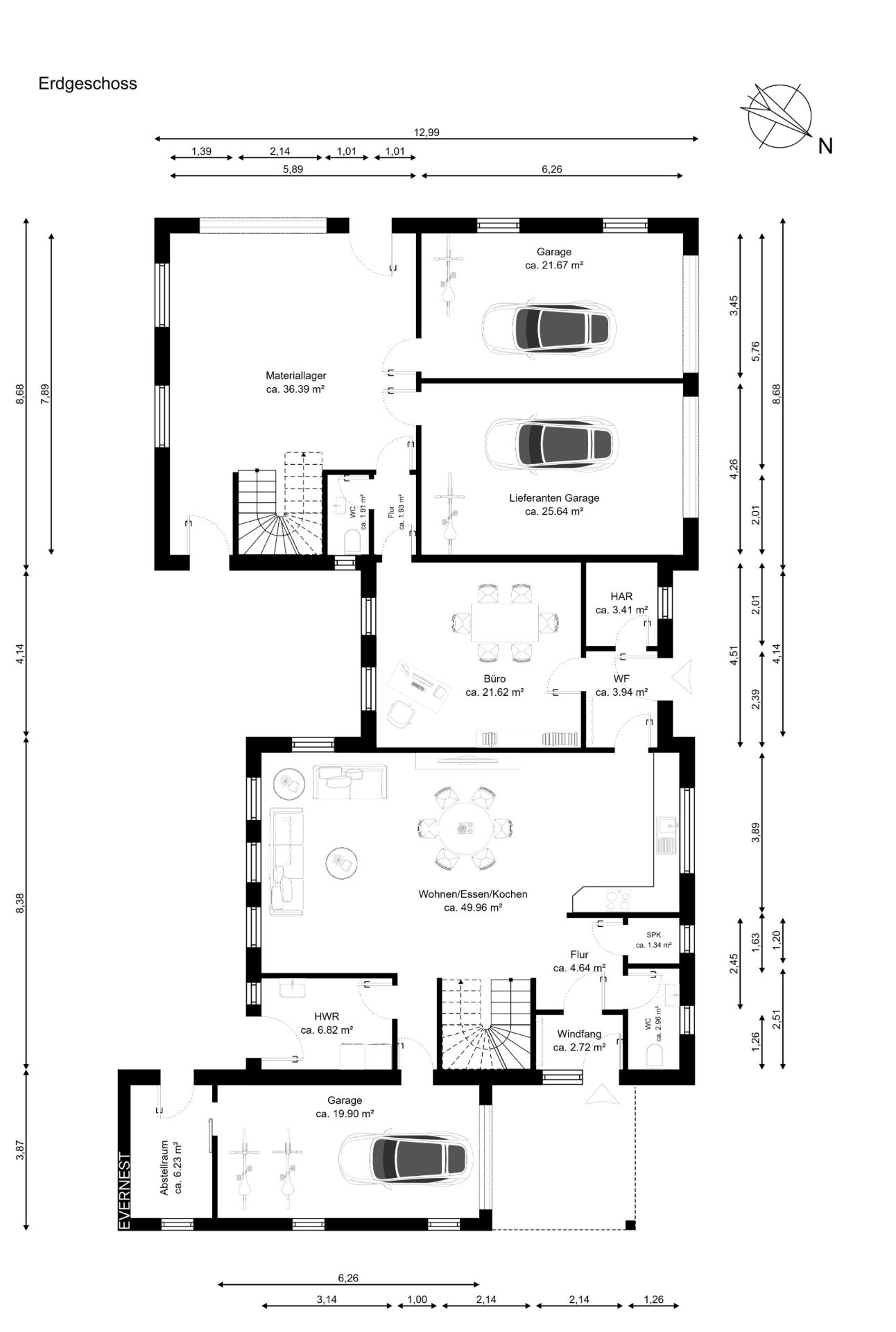 Grundriss des Erdgeschosses mit Wohnzimmer, Küche, Büros, drei Garagen und Lagerraum.