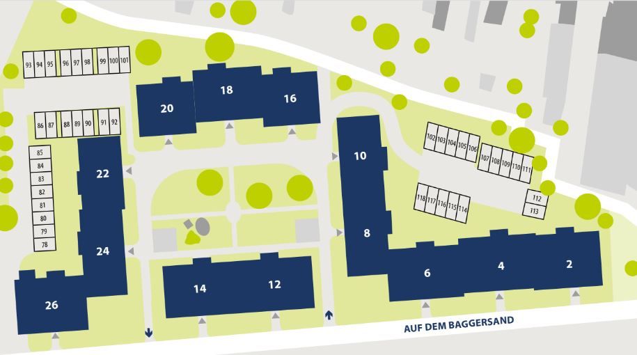Lageplan einer Wohnanlage mit nummerierten Gebäuden und Parkplätzen, umgeben von Bäumen.