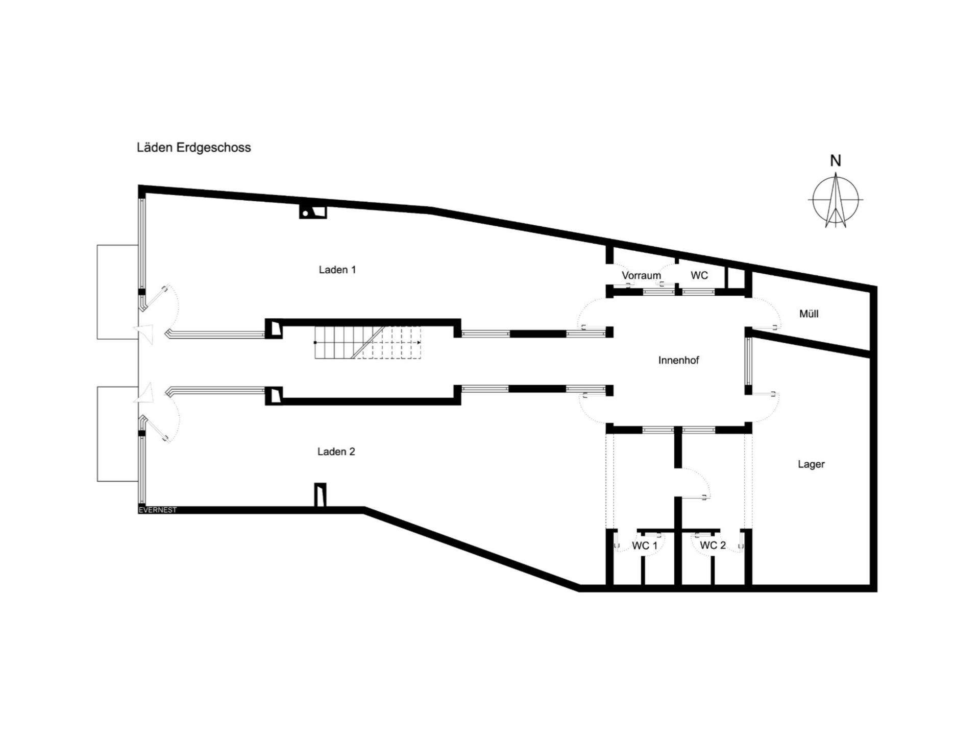 Grundriss des Erdgeschosses mit zwei Läden, Innenhof, Lager, Müllraum und mehreren WCs.